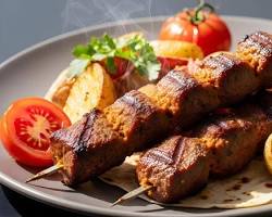 BROCHETTE DE CERDO O POLLO CON PAPAS BRAVAS