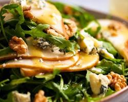 RUCULA, PERAS CARAMELIZADAS Y ROQUEFORT